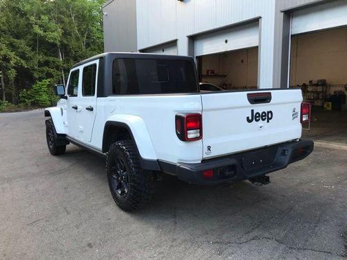 White 2022 Jeep Gladiator Willys 4x4