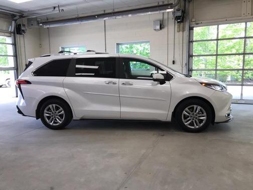 2023 Toyota Sienna Limited 7-Passenger