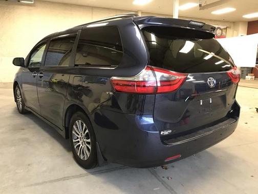 2020 Toyota Sienna XLE