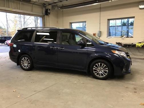 2020 Toyota Sienna XLE
