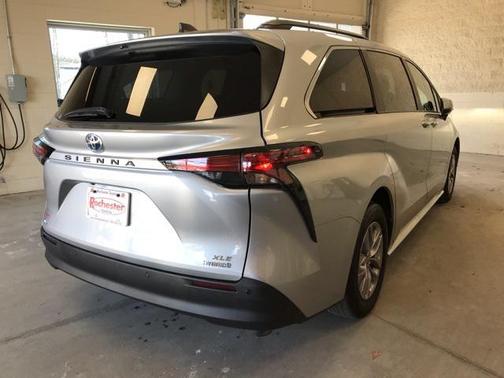 2022 Toyota Sienna XLE 7 Passenger