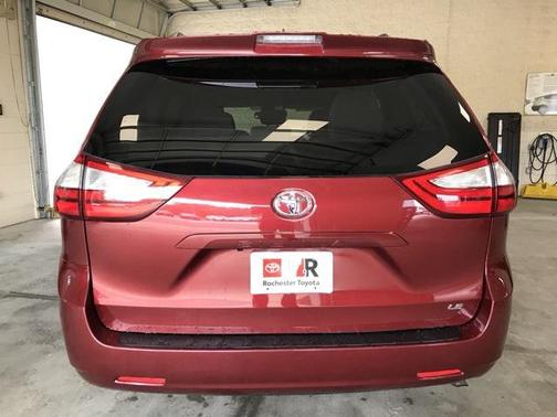 2018 Toyota Sienna LE