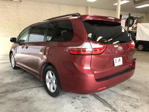 2018 Toyota Sienna LE
