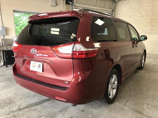 2018 Toyota Sienna LE