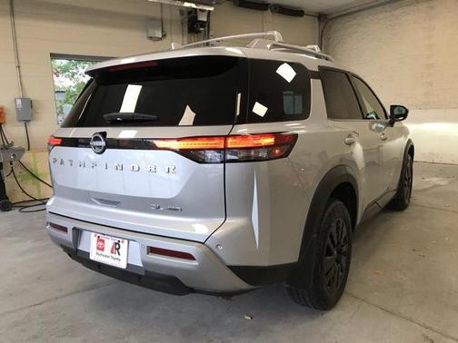 2024 Nissan Pathfinder SL 4WD
