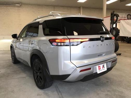 2024 Nissan Pathfinder SL 4WD