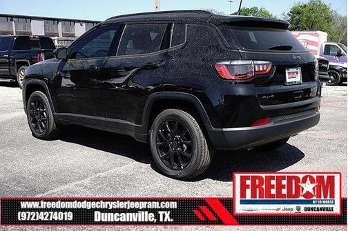 Diamond Black Crystal Pearlcoat 2026 Jeep Compass Latitude