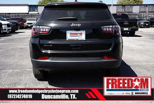 Diamond Black Crystal Pearlcoat 2026 Jeep Compass Latitude