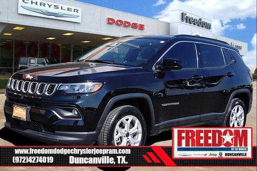 Diamond Black Crystal Pearlcoat 2025 Jeep Compass Latitude