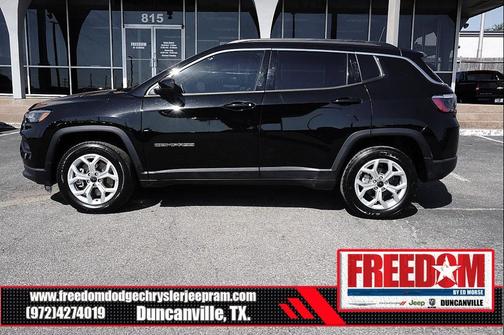 Diamond Black Crystal Pearlcoat 2025 Jeep Compass Latitude