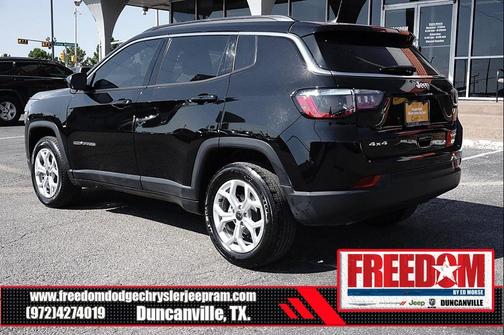 Diamond Black Crystal Pearlcoat 2025 Jeep Compass Latitude