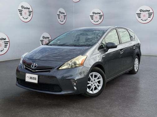 2014 Toyota Prius v Five