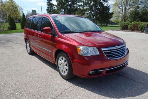 Brilliant Black Crystal Pearlcoat 2013 Chrysler Town & Country Touring
