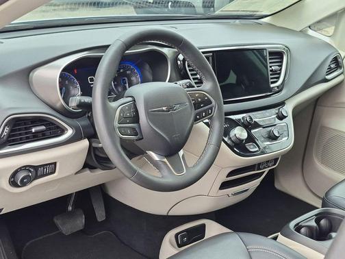 Silver Mist Clearcoat 2023 Chrysler Pacifica Touring L