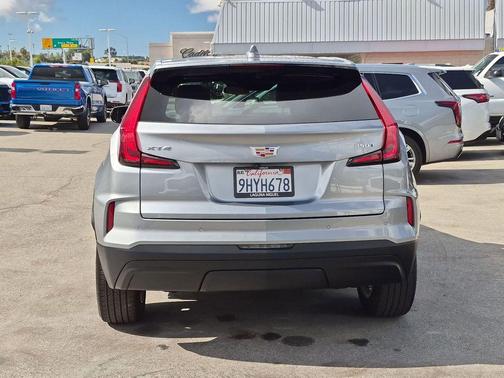 Argent Silver Metallic 2024 Cadillac XT4 Luxury