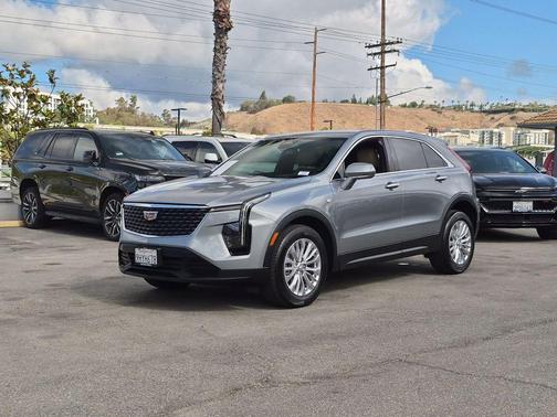 Argent Silver Metallic 2024 Cadillac XT4 Luxury