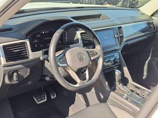 Pure White 2021 Volkswagen Atlas 3.6L SEL