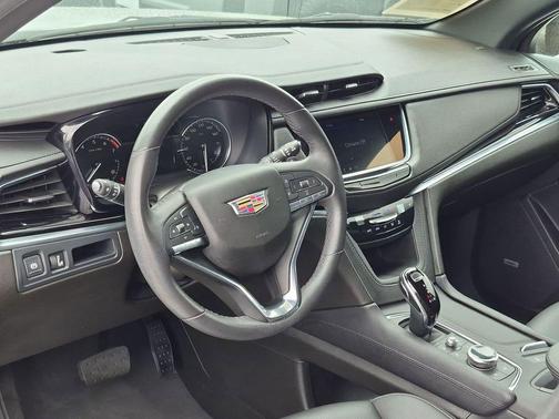 Crystal White Tricoat 2023 Cadillac XT6 Luxury FWD