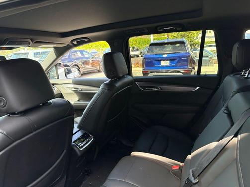 Crystal White Tricoat 2023 Cadillac XT6 Luxury FWD