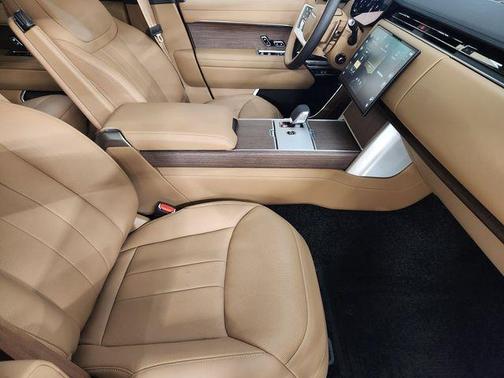 Ostuni Pearl White 2026 Land Rover Range Rover P400 SE 7 Seat