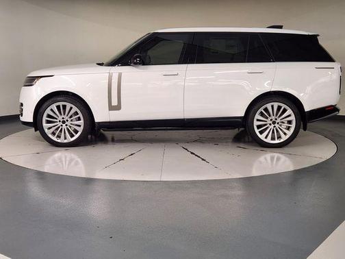 Ostuni Pearl White 2026 Land Rover Range Rover P400 SE 7 Seat
