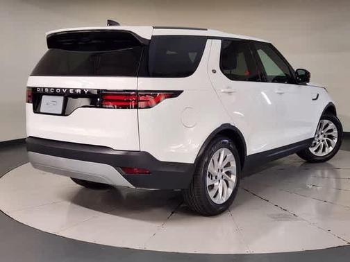 Fuji White 2026 Land Rover Discovery S