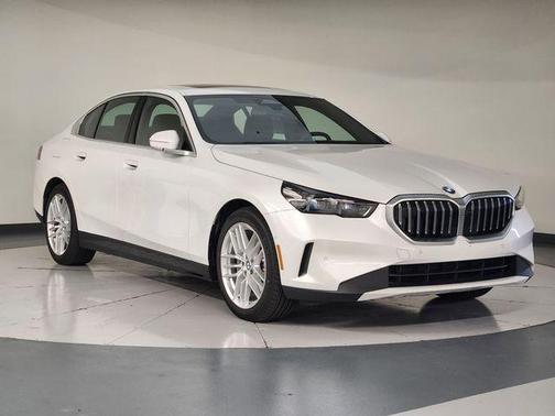 Mineral White Metallic 2025 BMW 530 i