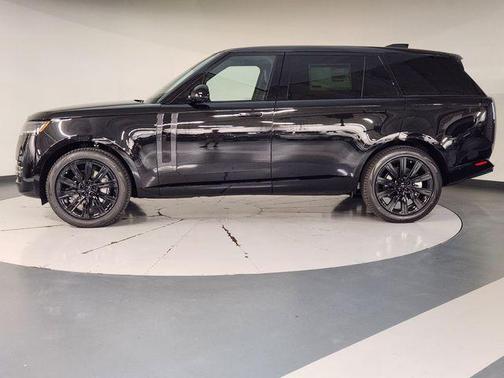 Santorini Black 2026 Land Rover Range Rover P400 SE 7 Seat
