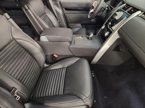 Fuji White 2026 Land Rover Discovery S
