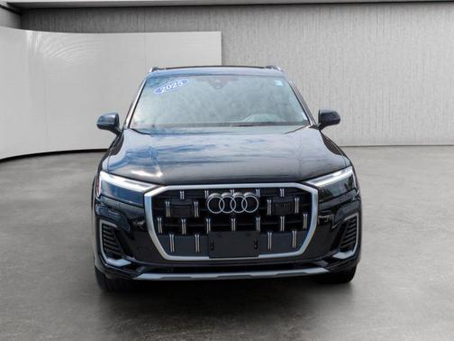 Mythos Black Metallic 2025 Audi Q7 55 Premium Plus