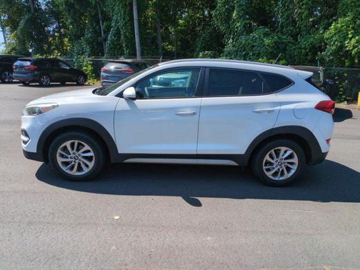 Dazzling White 2017 Hyundai TUCSON SE
