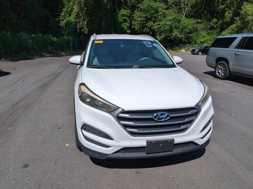 Dazzling White 2017 Hyundai TUCSON SE