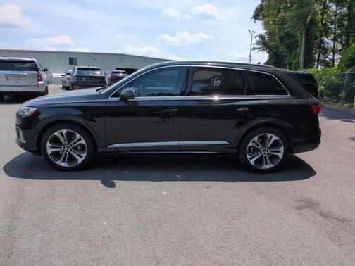 Mythos Black Metallic 2023 Audi Q7 55 Prestige