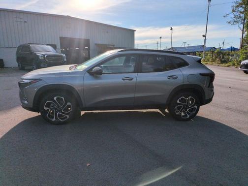 Sterling Gray Metallic 2024 Chevrolet Trax FWD 2RS