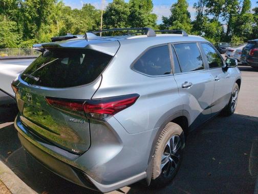 Moon Dust 2023 Toyota Highlander Hybrid XLE