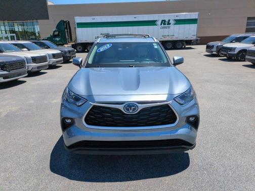 Moon Dust 2023 Toyota Highlander Hybrid XLE