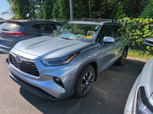 Moon Dust 2023 Toyota Highlander Hybrid XLE