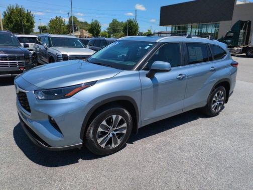 Moon Dust 2023 Toyota Highlander Hybrid XLE