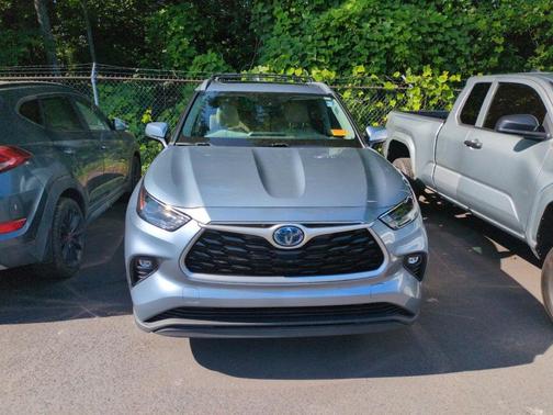Moon Dust 2023 Toyota Highlander Hybrid XLE