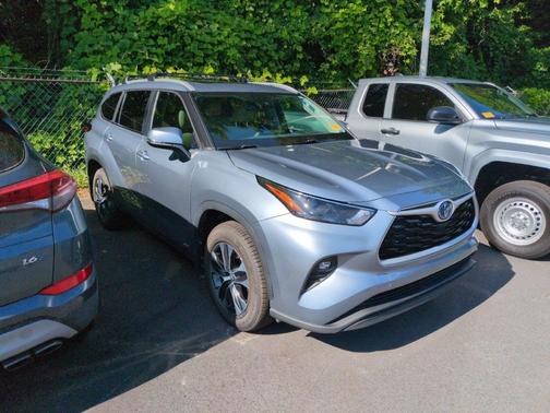 Moon Dust 2023 Toyota Highlander Hybrid XLE