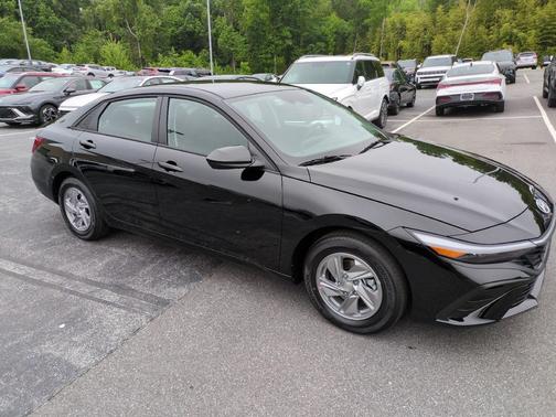 Abyss Black 2026 Hyundai ELANTRA SE