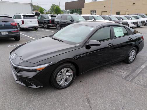 Abyss Black 2026 Hyundai ELANTRA SE