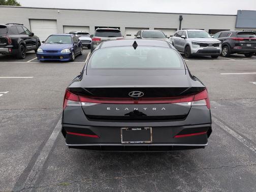 Abyss Black 2026 Hyundai ELANTRA SE