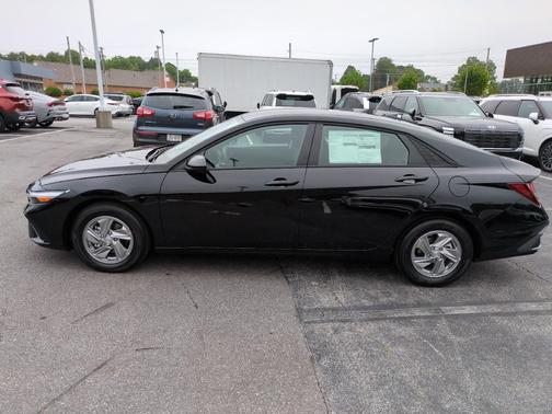 Abyss Black 2026 Hyundai ELANTRA SE
