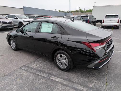 Abyss Black 2026 Hyundai ELANTRA SE