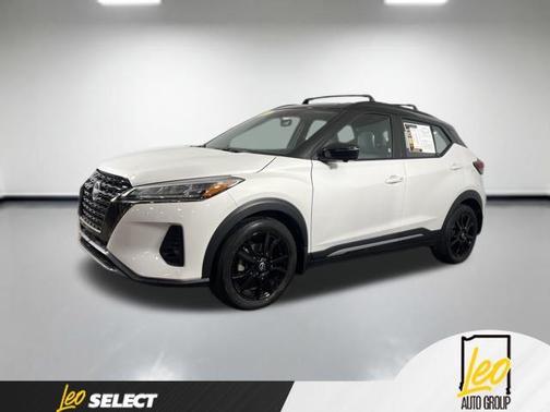 Aspen White / Super Black 2023 Nissan Kicks SR
