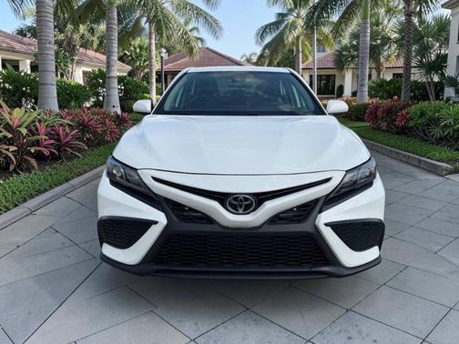 Super White 2021 Toyota Camry SE