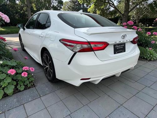 Super White 2019 Toyota Camry SE