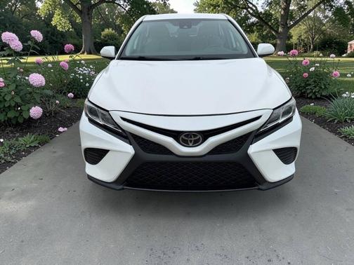 Super White 2019 Toyota Camry SE