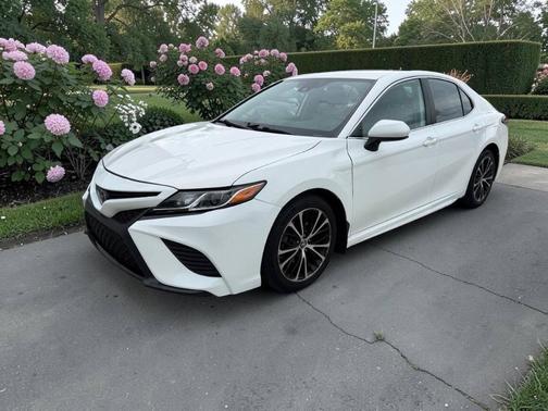 Super White 2019 Toyota Camry SE